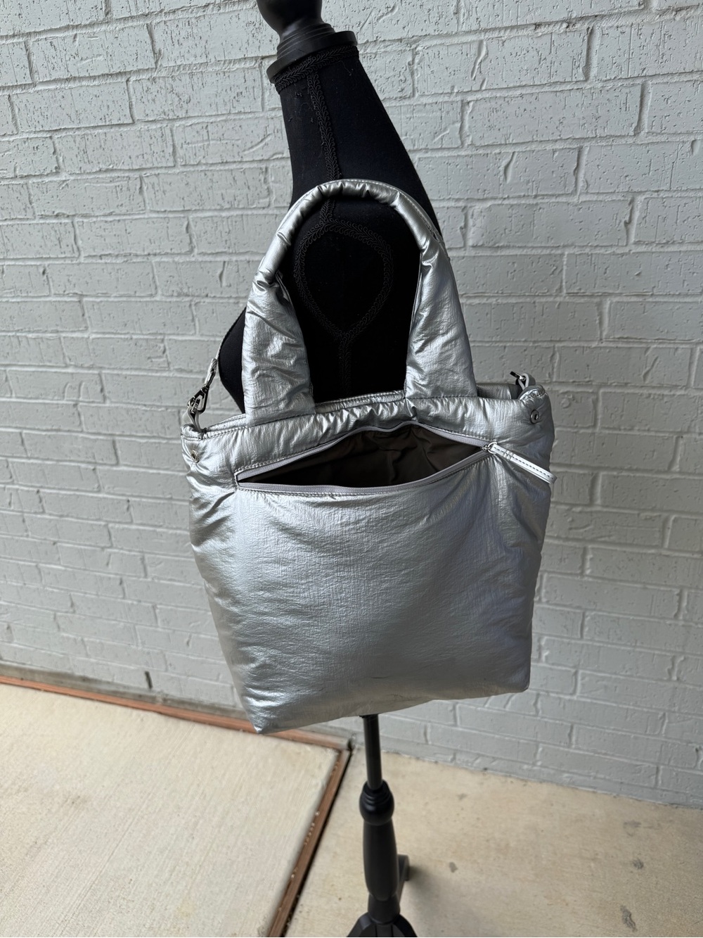 Caraa - Metallic Silver Puffer Tote Bag - Lightweight Women's Handbag - Picture 7 of 7